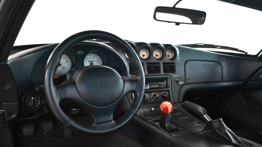 2000 Dodge Viper's interior